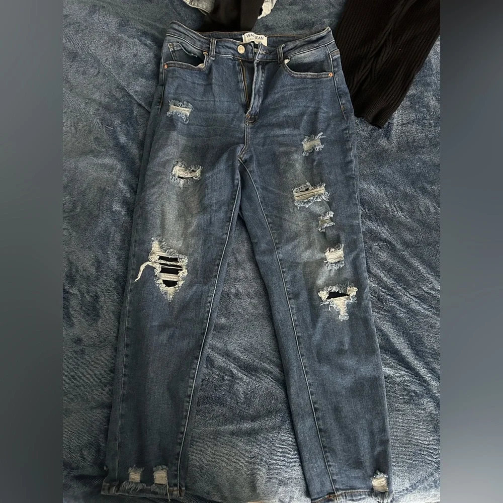medium wash size 9/29 blue ripped jeans - Picture 2 of 5